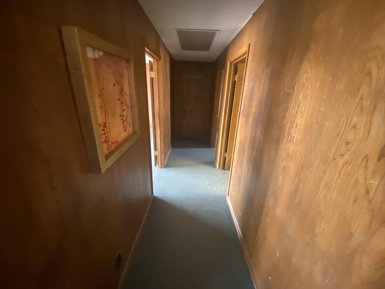 More Photos Of 103 S Stemmons St, Sanger Office For Lease