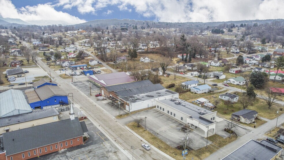 More Photos Of 305 River Dr, LaFollette Medical For Sale