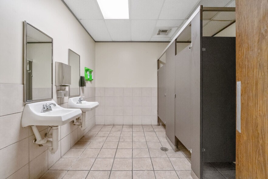 More Photos Of 5119 Hiltonview Rd, Houston Warehouse For Lease