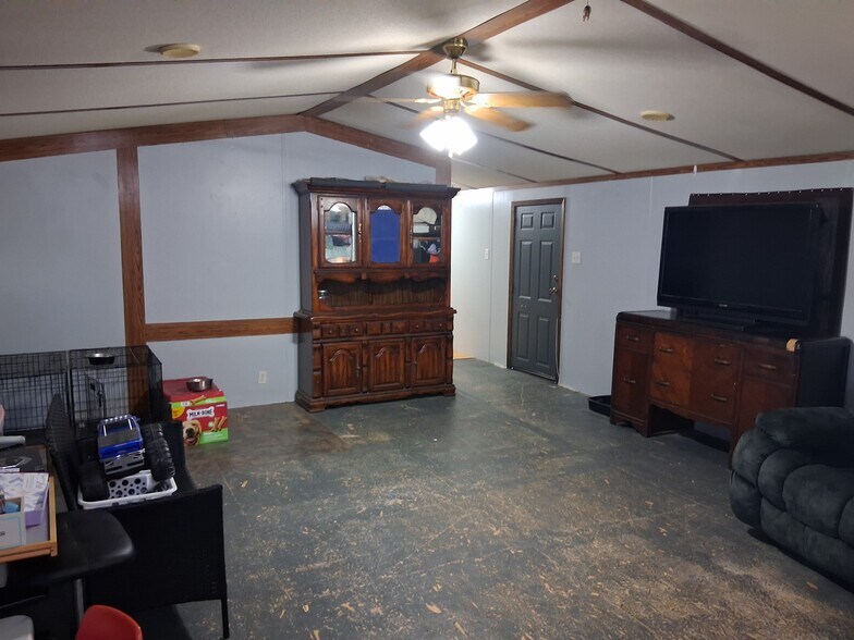 More Photos Of 8719 Pearson Rd, Ore City Warehouse For Sale