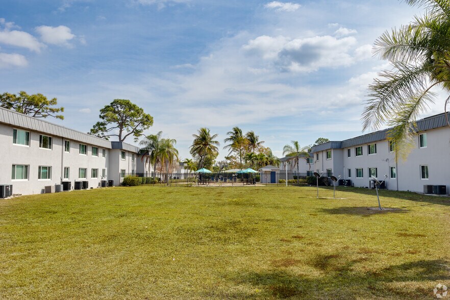 More Photos Of 8372 Beacon Blvd, Fort Myers Apartments For Sale