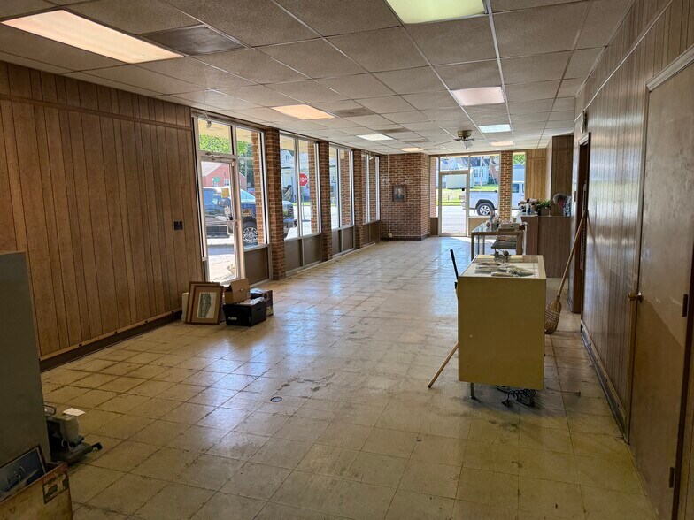 More Photos Of 1100-1102 English Rd, High Point Manufacturing For Sale