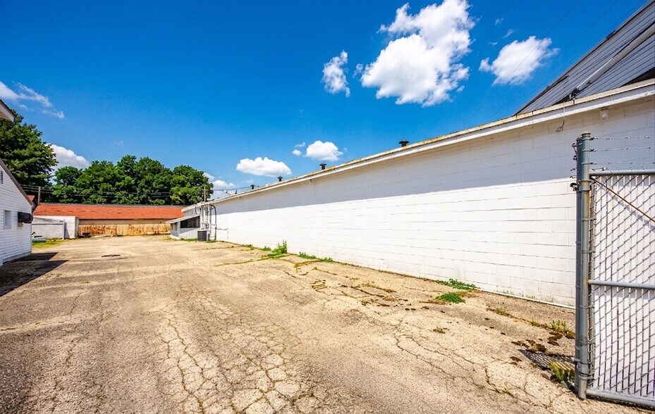 More Photos Of 100 S Brookville Pike, West College Corner Freestanding For Sale