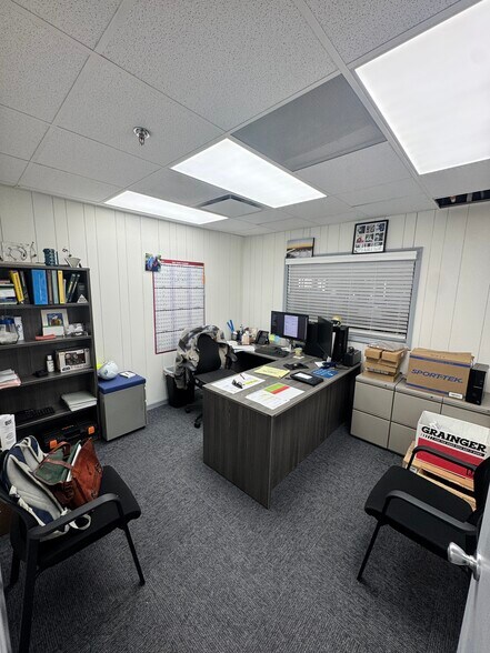 More Photos Of 5572 Export Blvd, Garden City Warehouse For Lease