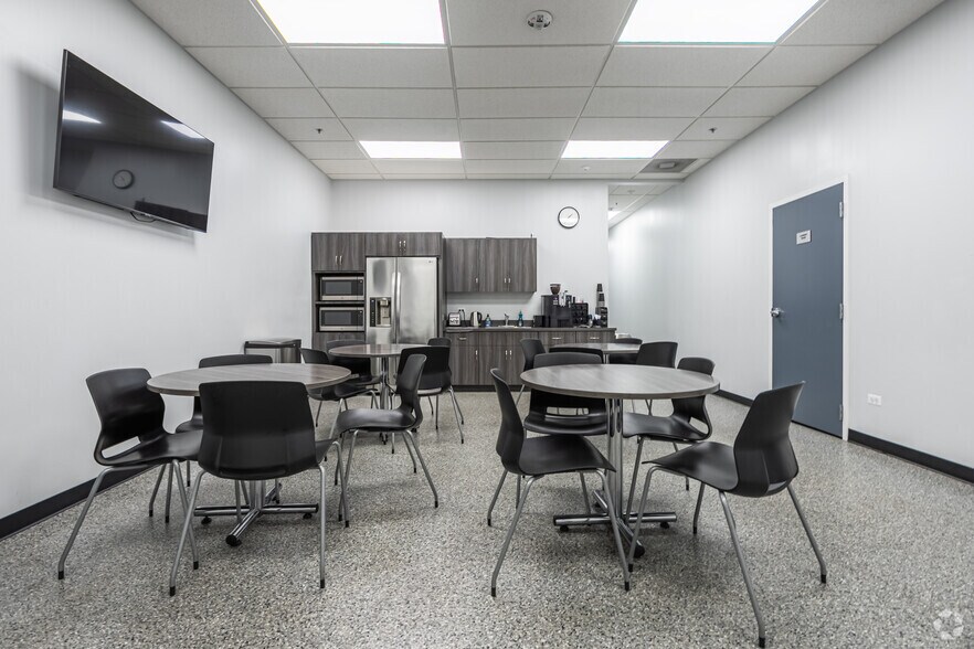 More Photos Of 525 Anderson Dr, Romeoville Warehouse For Sale