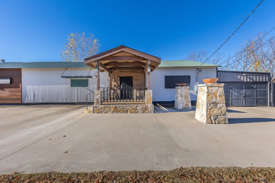 More Photos Of 1024 S First St, Sherman Warehouse For Lease