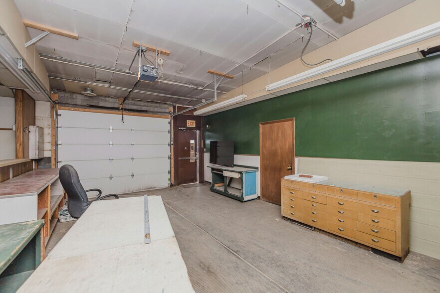 More Photos Of 110 N Poplar St, Hutchinson Warehouse For Sale