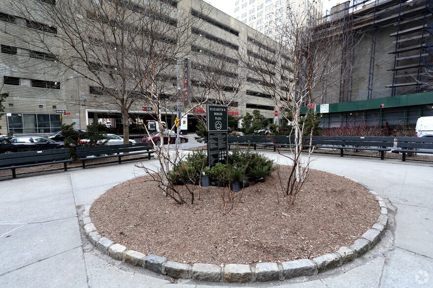 More Photos Of 80 Greenwich St, New York Parking Garage For Lease