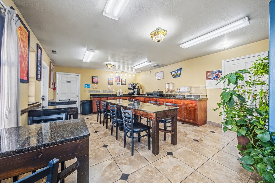 More Photos Of 386 E 300 S, Kanab Hotel For Sale