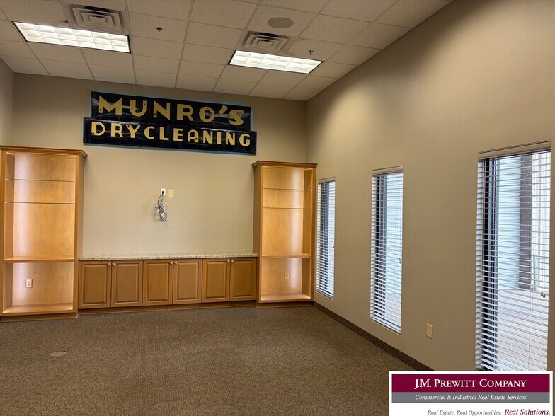 More Photos Of 399 Ml King Jr Pky, Beaumont Service For Lease