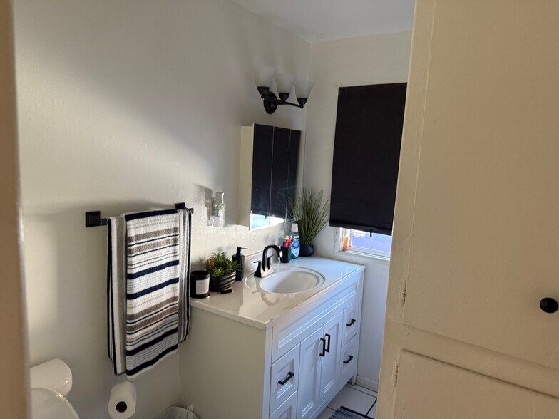 More Photos Of 949 N Cedar St, Inglewood Apartments For Sale