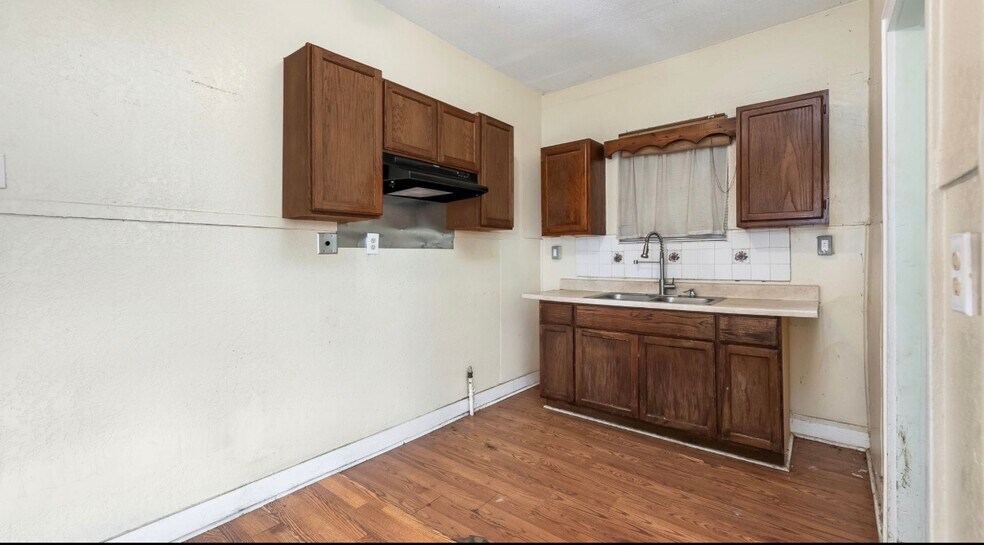 More Photos Of 1121 W Hildebrand Ave, San Antonio General Retail For Sale