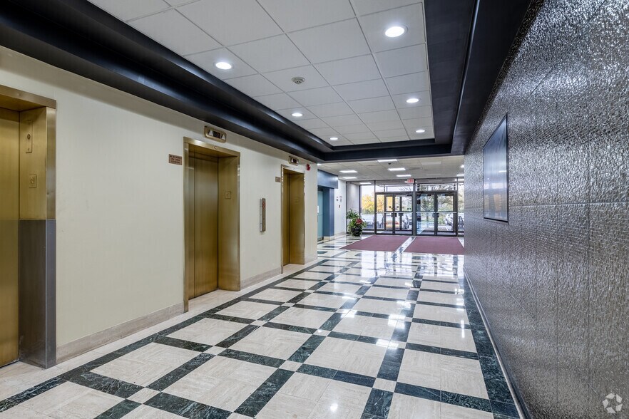 More Photos Of 1050 Wall St W, Lyndhurst Office For Lease