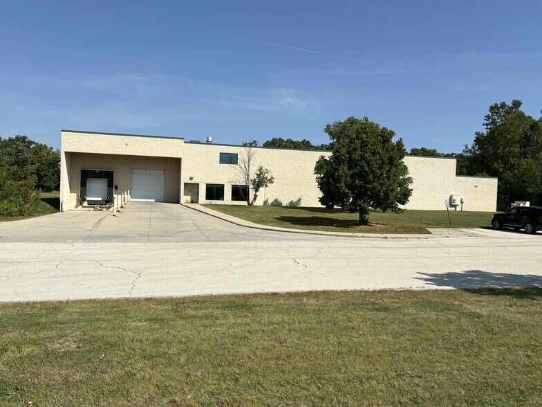 More Photos Of 9980 S Oakwood Park Dr, Franklin Manufacturing For Sale