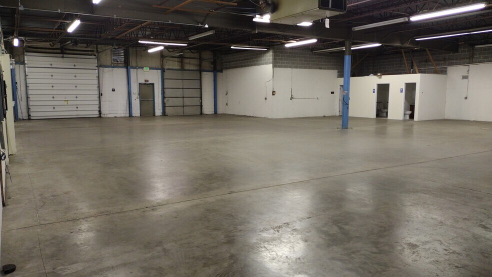 More Photos Of 160 Water St, Reading Flex For Lease