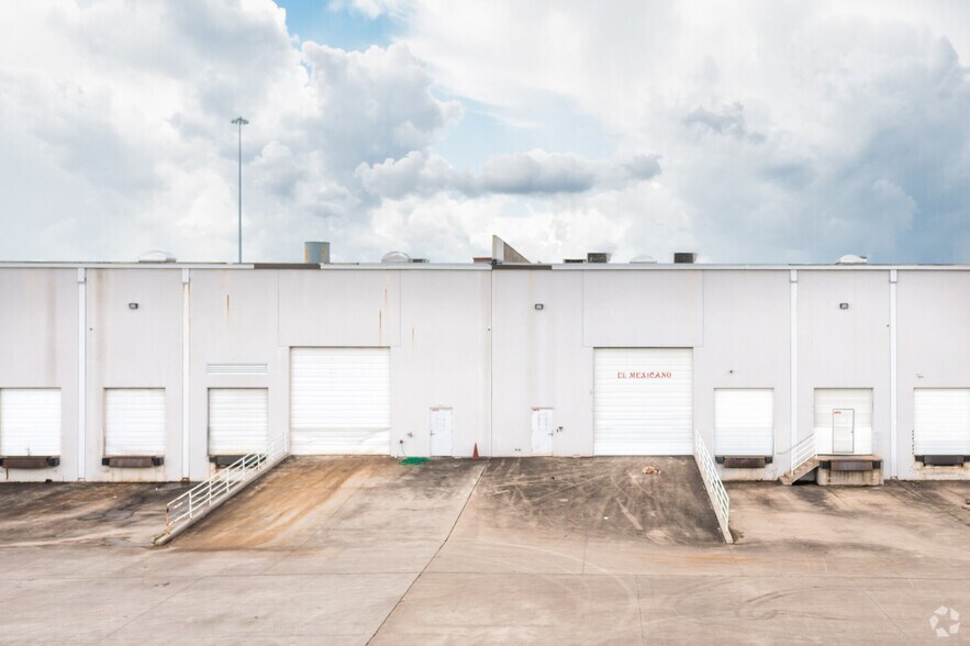 More Photos Of 8207 North Loop E, Houston Distribution For Lease