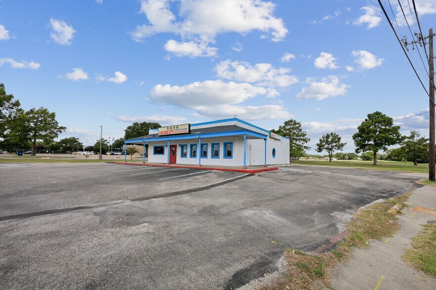 More Photos Of 525 Oates Rd, Garland Freestanding For Sale