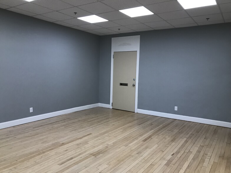 More Photos Of 994-1000 Farmington Ave, West Hartford Storefront Retail Office For Lease