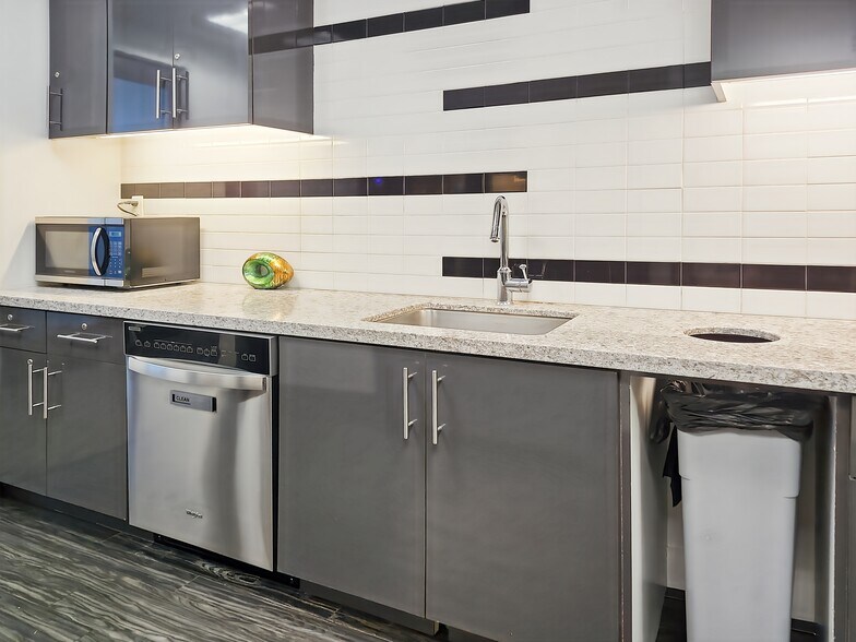 More Photos Of 50 N Laura St, Jacksonville Coworking Space