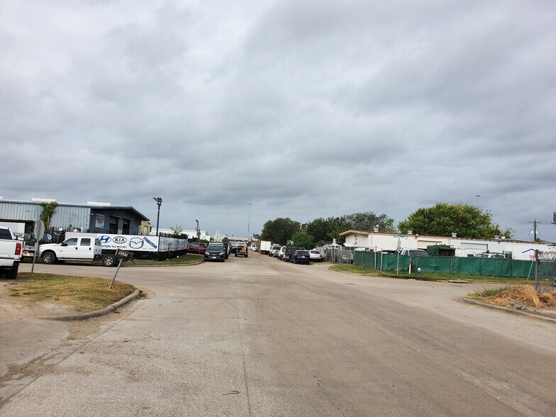 More Photos Of 9334 Ronda Ln, Houston Industrial For Lease