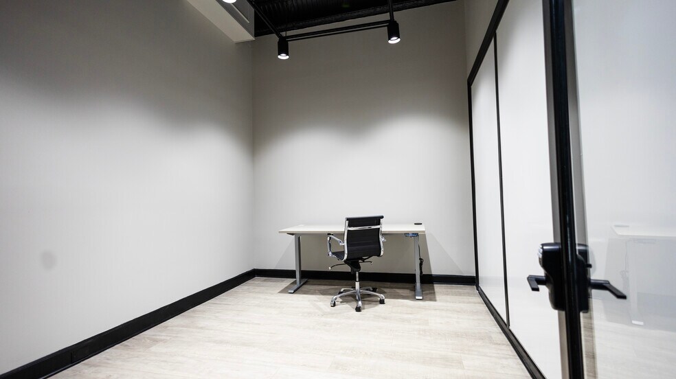 More Photos Of 911 College St, Bowling Green Office For Lease