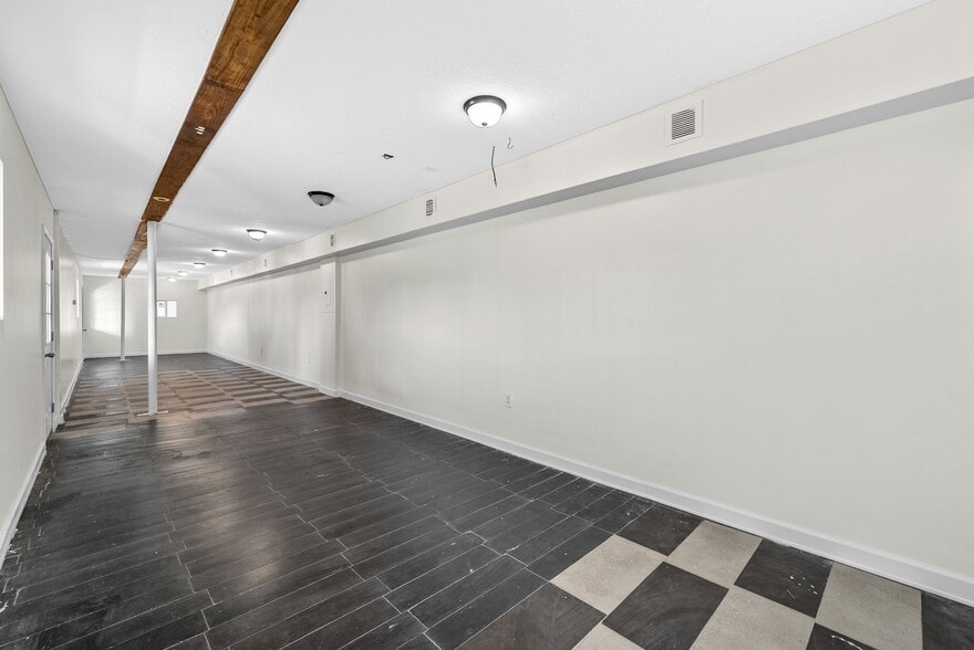 More Photos Of 124 10th St, Clarksville Flex For Sale