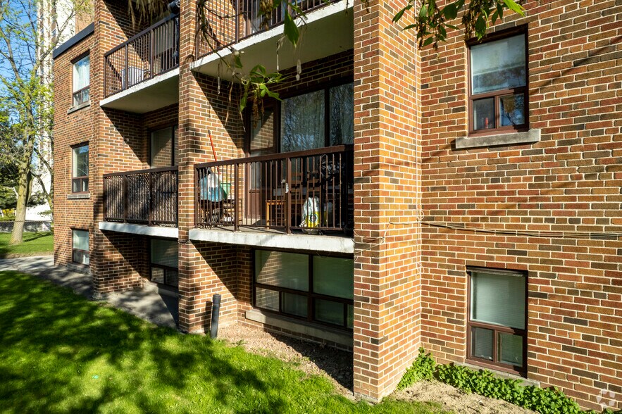 More Photos Of 25 Hotspur Rd, Toronto Apartments For Sale