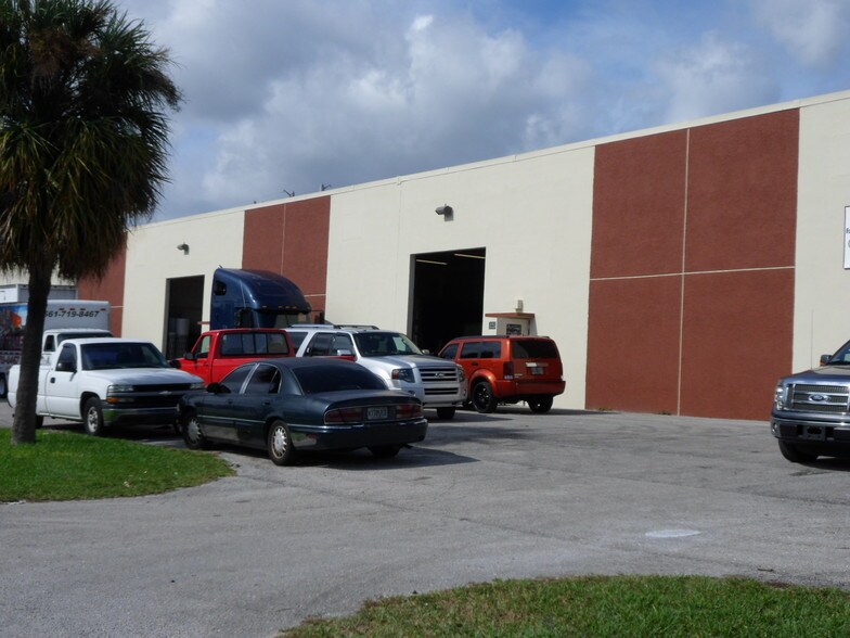 More Photos Of 1205-1421 Hill Ave, Mangonia Park Warehouse For Lease