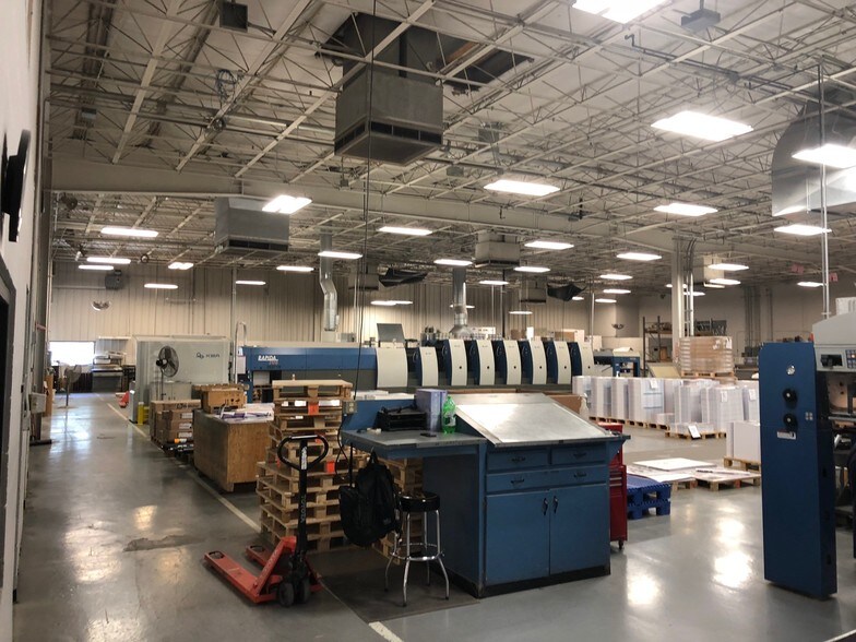 More Photos Of 1202 Thomas Beck Rd, Des Moines Flex For Lease