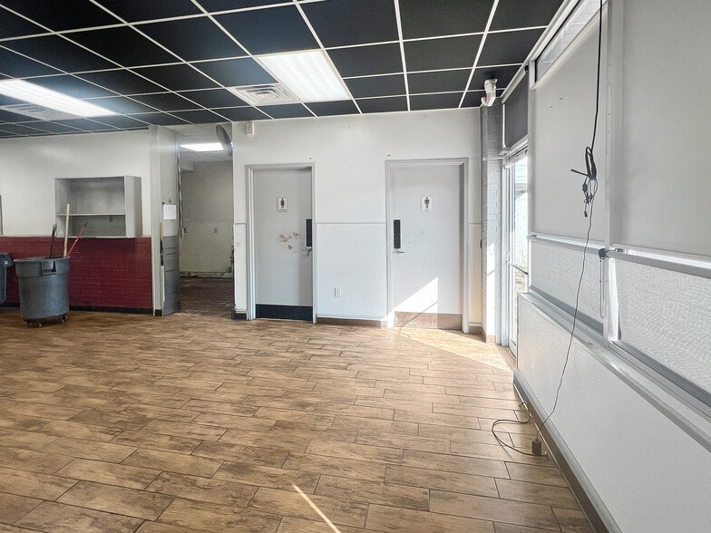 More Photos Of 2701 Lurleen B Wallace Blvd, Northport Restaurant For Lease