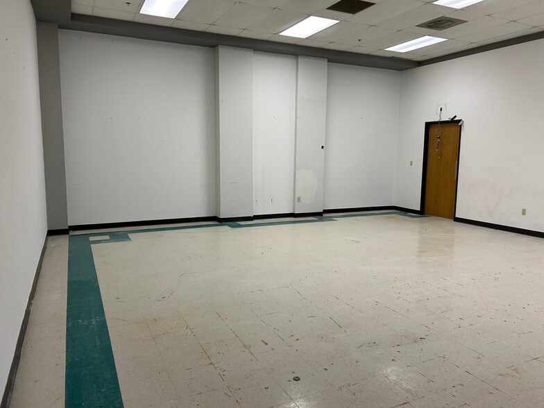 More Photos Of 3215 W Oak St, Palestine Medical For Lease