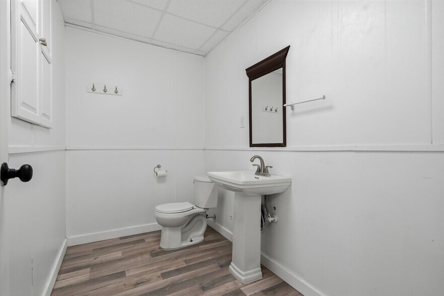 More Photos Of 9474 US-175, Kemp Flex For Sale