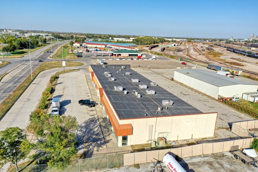 More Photos Of 5945 Cornhusker Hwy, Lincoln Flex For Lease