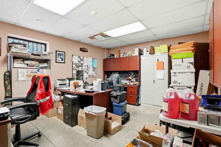 More Photos Of 6190 Parkway North Dr, Cumming Light Distribution For Sale