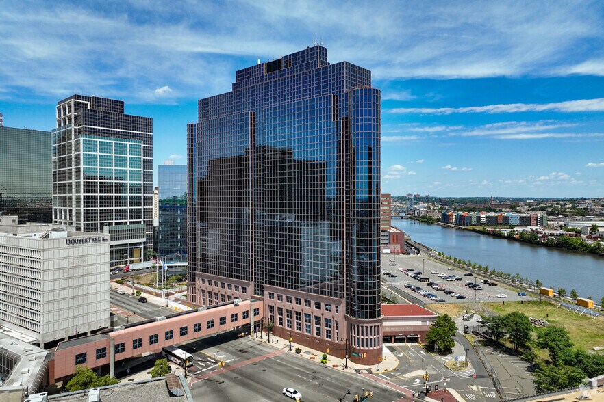 More Photos Of 1 Riverfront Plz, Newark Office For Lease