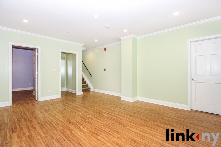 More Photos Of 213 Brook St, Scarsdale Storefront For Lease