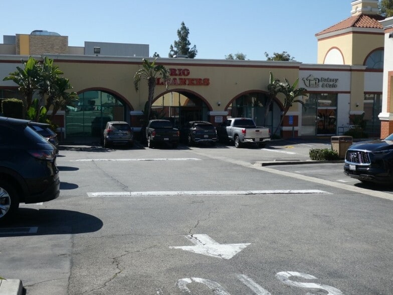 More Photos Of 1427 W Glenoaks Blvd, Glendale General Retail For Lease