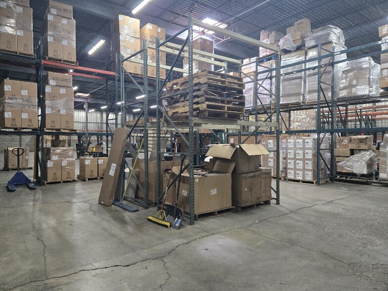 More Photos Of 830 Fairway Dr, Bensenville Distribution For Lease