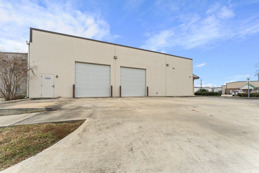 More Photos Of 6768 Complex Dr, Baton Rouge Industrial For Lease