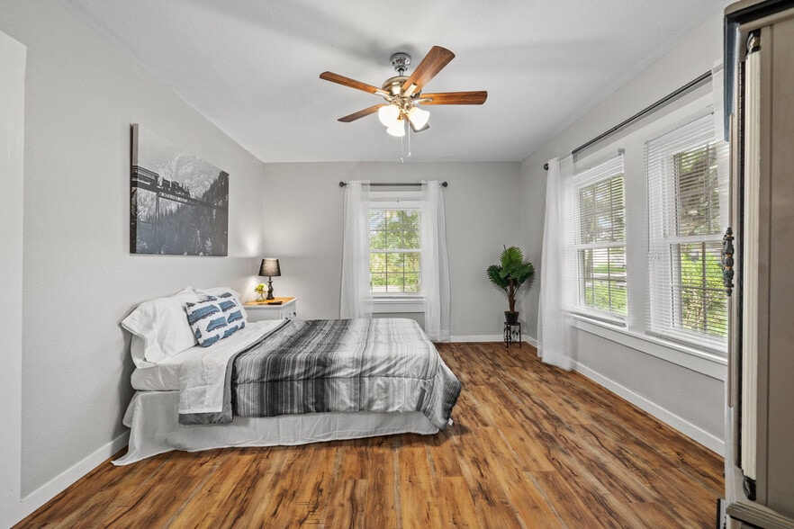 More Photos Of 404 W 3rd St, League City Manufactured Housing Mobile Home Park For Sale