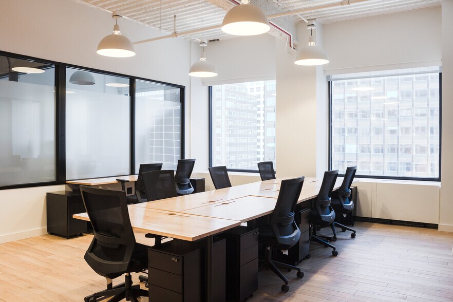 More Photos Of 222 S Riverside Plz, Chicago Coworking Space