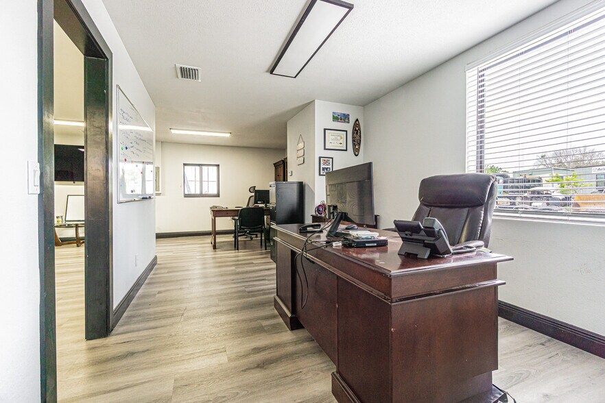More Photos Of 6911 Gibsonton Dr, Gibsonton Warehouse For Lease