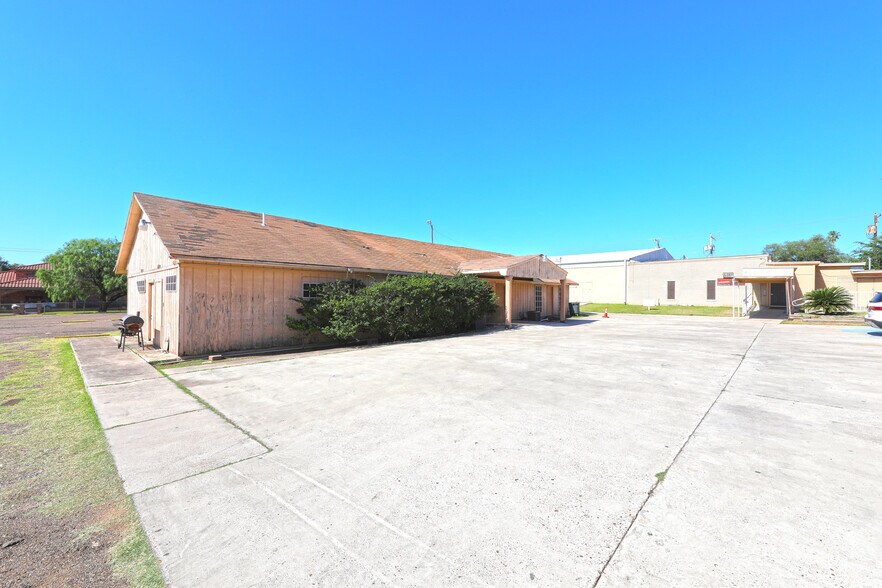 More Photos Of 1600 Clark Blvd, Laredo General Retail For Sale