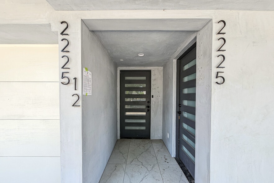 More Photos Of 2223 S Highland Ave, Los Angeles Apartments For Sale
