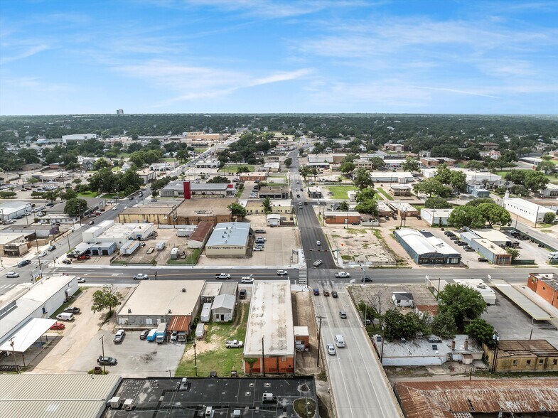More Photos Of 1702 Franklin Ave, Waco Warehouse For Lease
