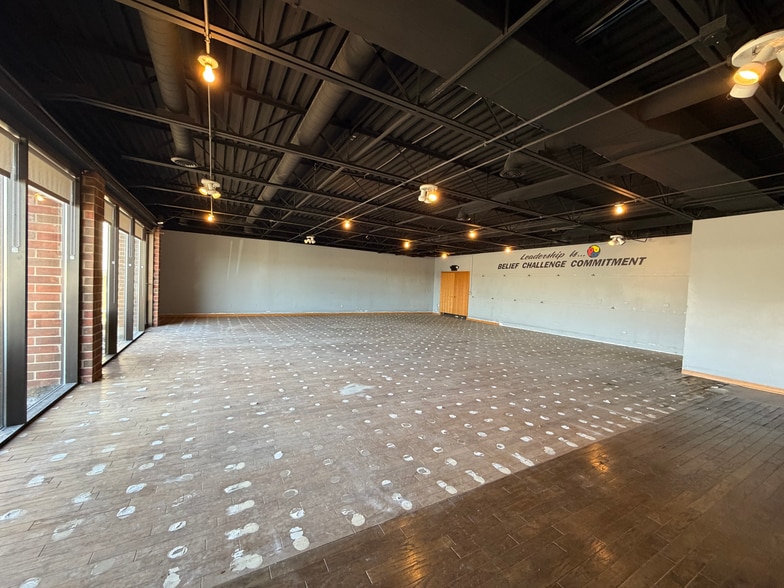 Primary Photo Of 33W624 Roosevelt Rd, Geneva Storefront Retail Office For Lease