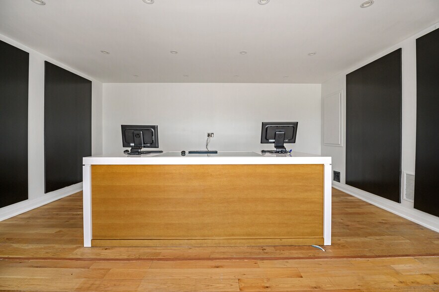 More Photos Of 11840 Keele St, Vaughan Office For Sale