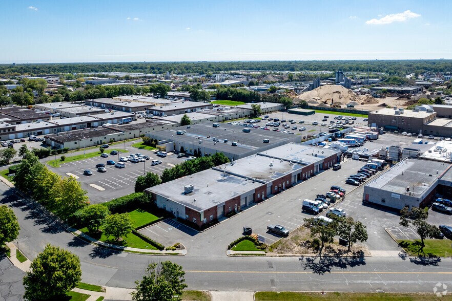 More Photos Of 2 Saxwood St, Deer Park Warehouse For Lease