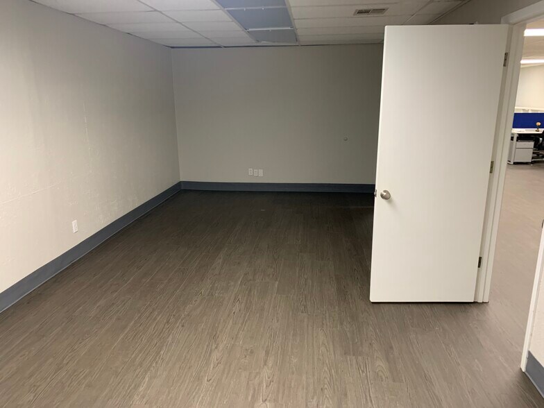 More Photos Of 10308 State Line Rd, Leawood Office For Lease