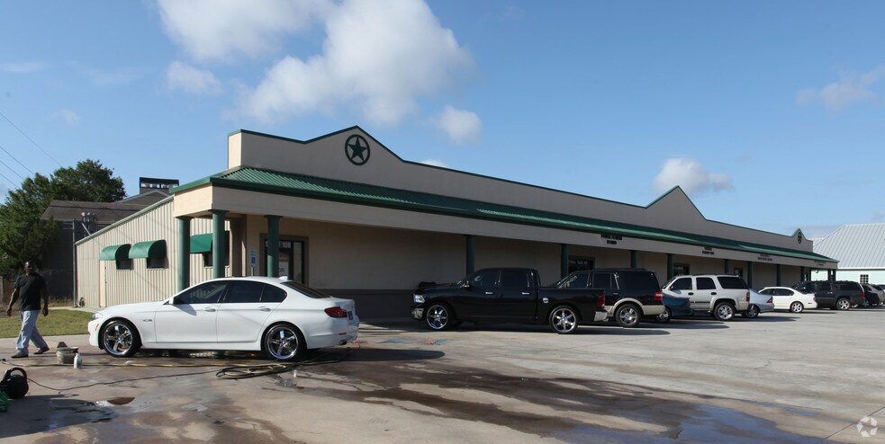 More Photos Of 1101 Alma St, Tomball Medical For Lease